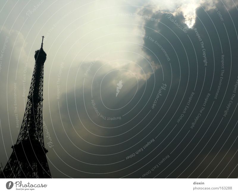 au revoir, Paris! Tour d'Eiffel Stahl Fachwerkfassade Gegenlicht Architektur monumental hoch gewaltig Funkturm Eisen Tourismus Wolken Sonne historisch
