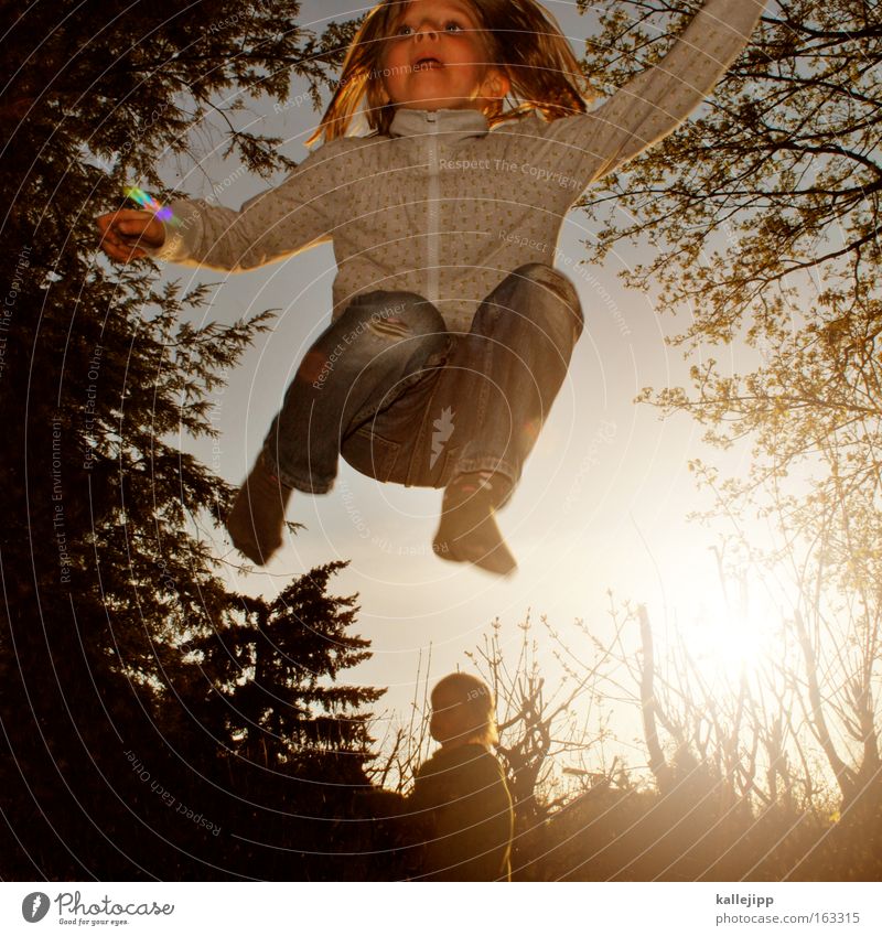 spring-time Kind Mädchen springen Spielen Trampolin Garten Natur Mensch Baum Gegenlicht Freude Bewegung Freizeit & Hobby