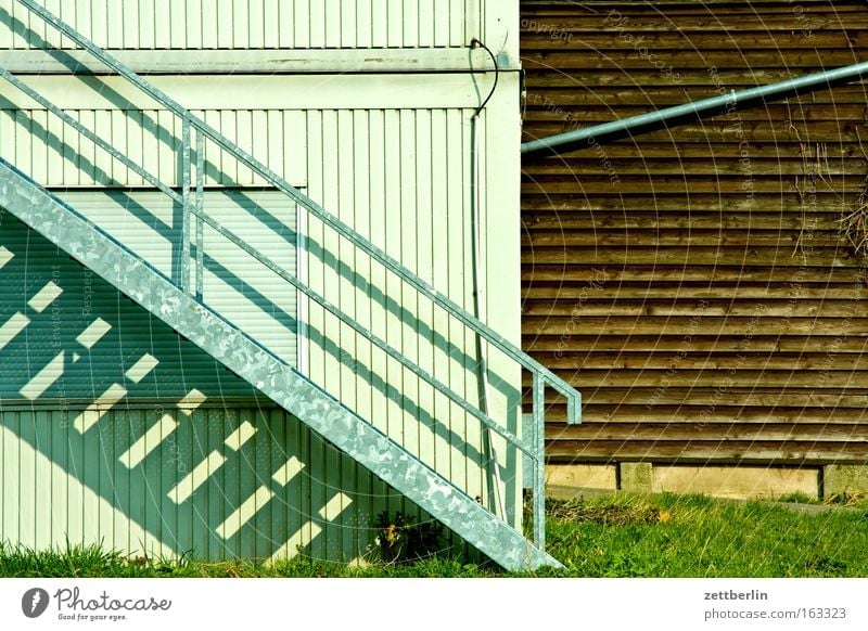 Treppe Karriere Treppengeländer aufsteigen Abstieg Wand Metallbau Container geschlossen Holz Schuppen Gebäude Gras Regenrinne Verschiedenheit Detailaufnahme