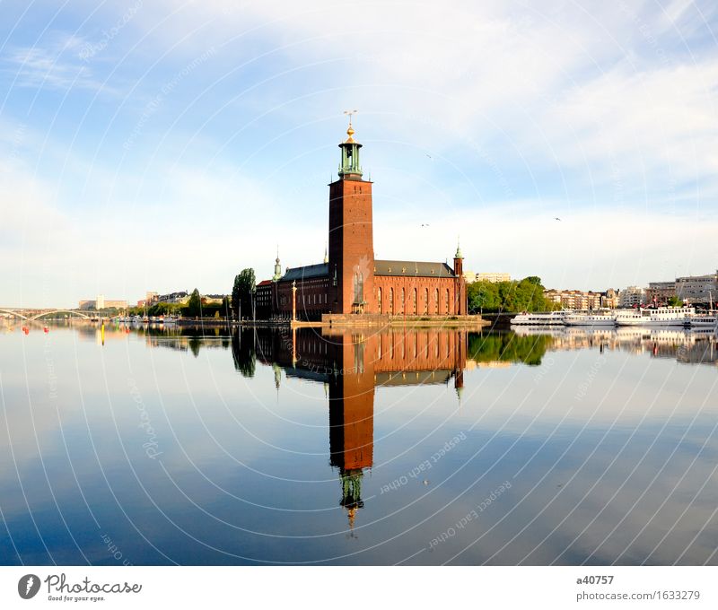 Stockholm City Hall mit Reflexion über Wasser Schweden Reflexion & Spiegelung Stadt Sommer Rathaus Stadshuset Stadtleben erbaut Wasseroberfläche Uhrenturm See