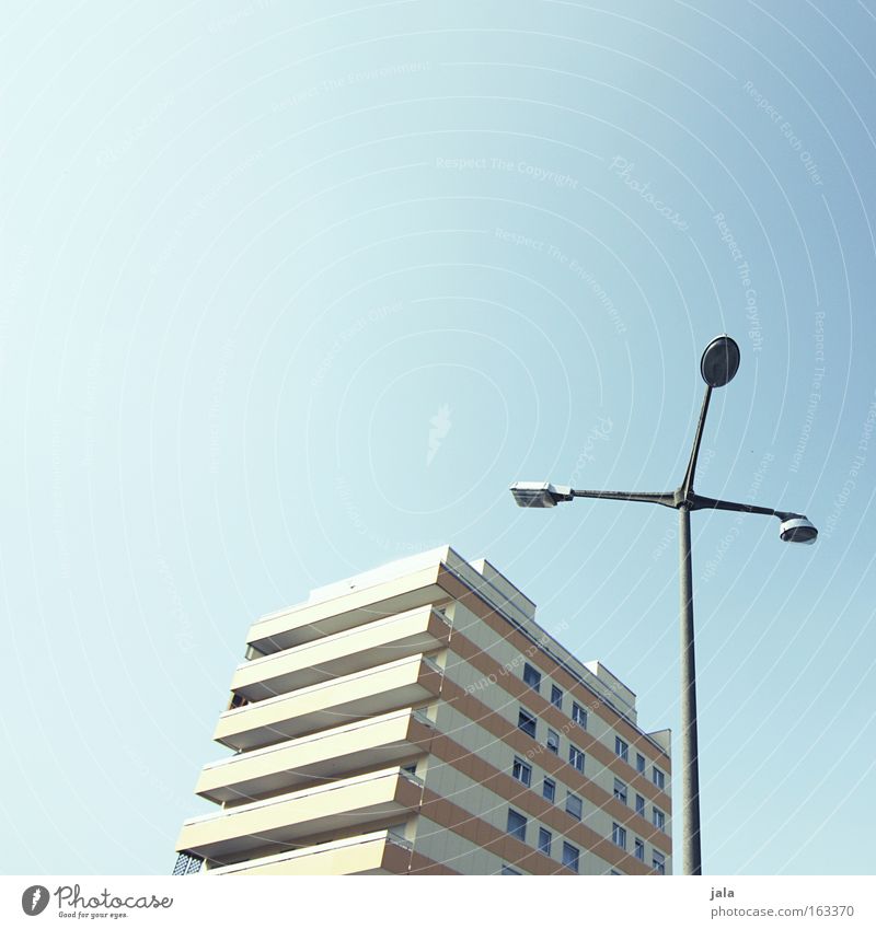 sunny tectonics Haus Gebäude Laterne Straßenbeleuchtung Himmel blau hell Schönes Wetter Stadt
