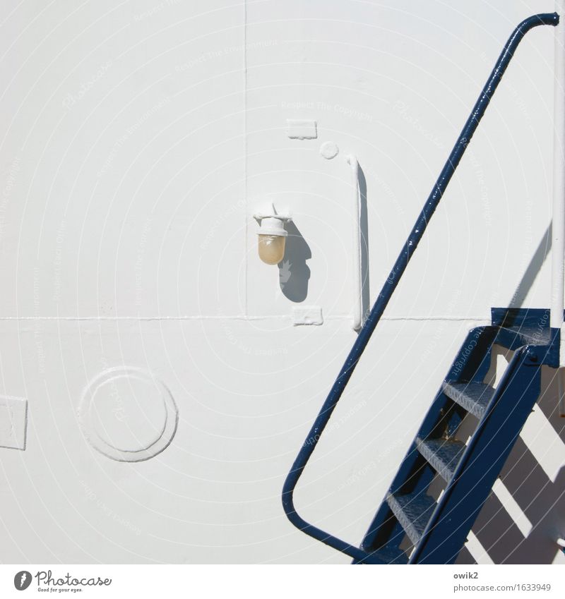 s/w | Gangway Bordwand Lampe Treppe Leiter Treppengeländer Glas Metall Kunststoff einfach maritim Fischerboot weiß schwarz blau Farbfoto Gedeckte Farben