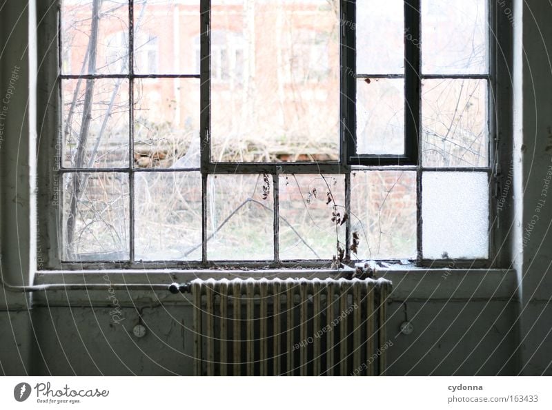 [DD|Apr|09] Einatmen Detailaufnahme Licht Freiheit Fabrik Fenster Glas Romantik Sehnsucht Verfall Vergangenheit Vergänglichkeit Zeit Heizkörper Heizung