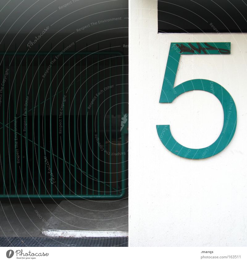 5 Farbfoto Außenaufnahme Textfreiraum links Tag Gebäude Fassade Beton Ziffern & Zahlen Häusliches Leben Stadt grün weiß Gitter Hausnummer Hauseingang