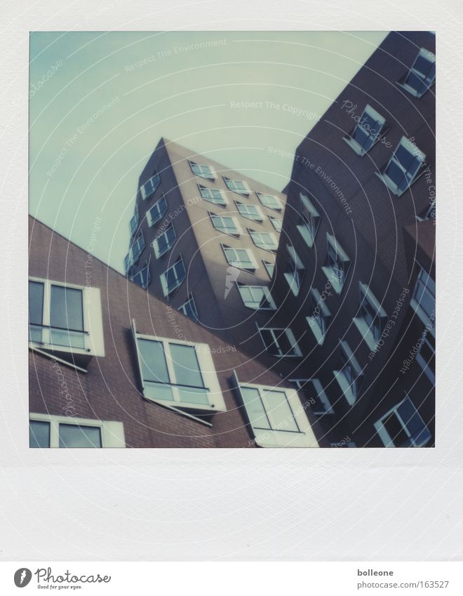 Gehry ist schon ein schräger Typ Gedeckte Farben Außenaufnahme Polaroid Menschenleer Textfreiraum oben Tag Schatten Silhouette Düsseldorf Deutschland Skyline