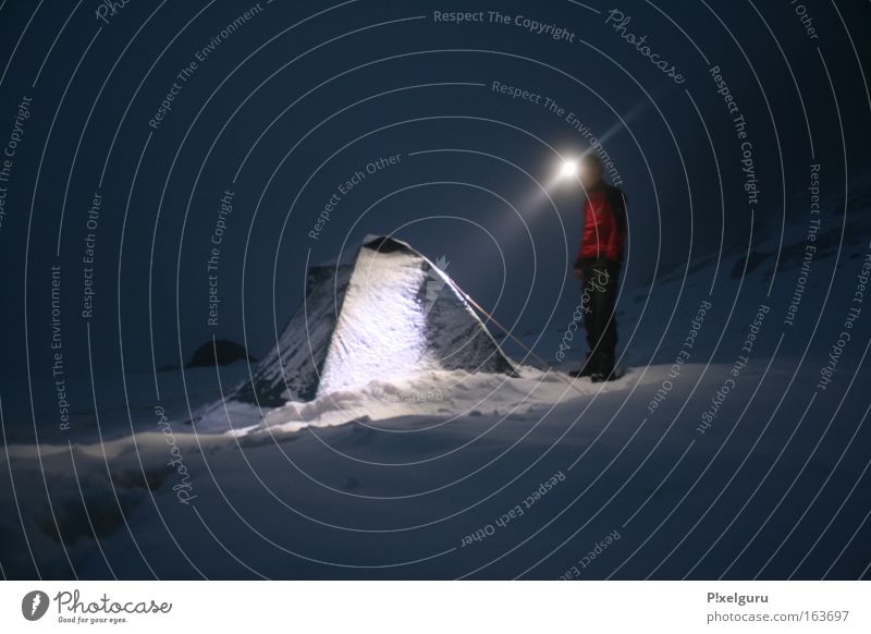 im /\ arschkalt Schnee Djebel Toubkal Atlas Marokko 3000 800 3800m Gipfel Langzeitbelichtung Stirnlampe roter Mann Windjacke sehr geil Expeditionscamping