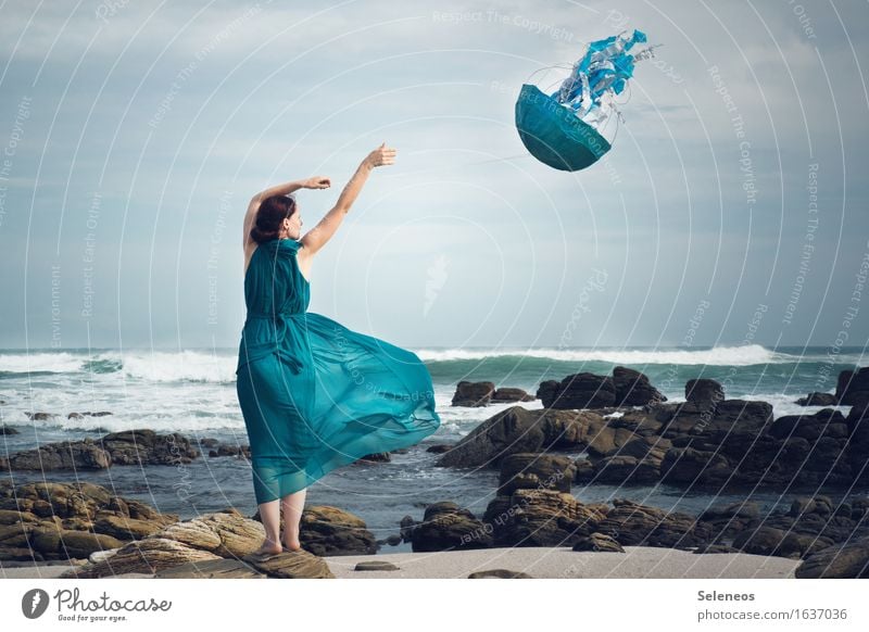 Windspiel Abenteuer Ferne Freiheit Mensch feminin Frau Erwachsene 1 Umwelt Natur Himmel Horizont Sturm Wellen Küste Strand Meer Kleid fliegen Spielen