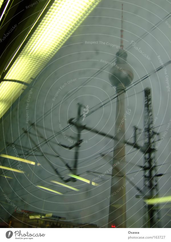 400 Berlin Fernsehturm Turm Architektur Architekturfotografie Antenne Sendemast S-Bahn Fenster Glas Reflexion & Spiegelung denken Alkohol Alexanderplatz Regen