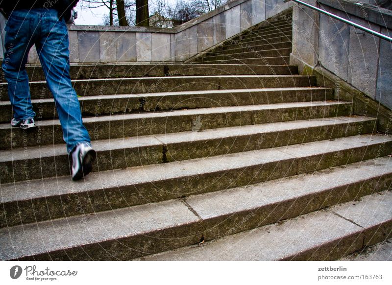 Treppe Farbfoto Außenaufnahme Textfreiraum rechts Tag Froschperspektive Weitwinkel maskulin Junger Mann Jugendliche Beine Fuß 1 Mensch Altstadt Architektur