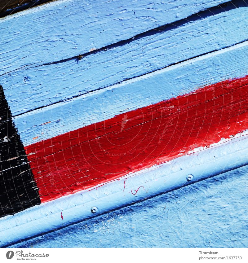 Gruß aus DK. Dänemark Schifffahrt Fischerboot Holz blau rot schwarz Farbe Riss Schiffsplanken Farbfoto Außenaufnahme Menschenleer Tag