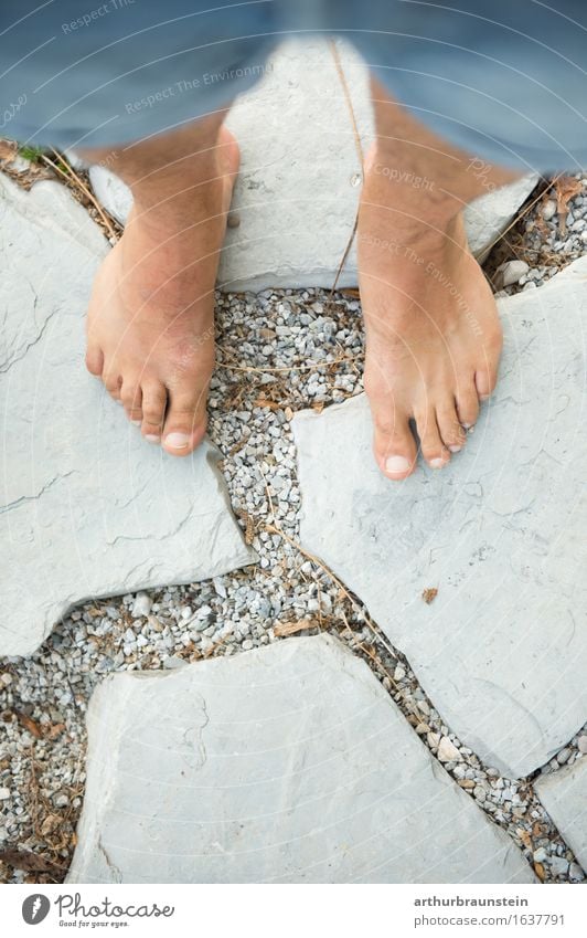 Barfuß auf Steinterrasse im Sommer Lifestyle schön Körperpflege Pediküre Gesundheit Leben wandern Garten Gesundheitswesen Mensch maskulin Junger Mann