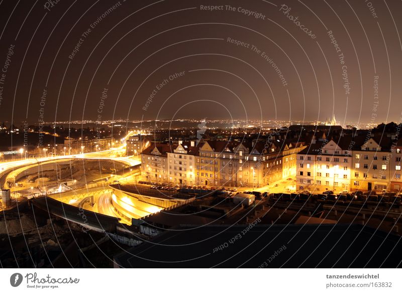 Nächtlicher Verkehr in Prag Farbfoto Außenaufnahme Experiment Menschenleer Nacht Langzeitbelichtung Bewegungsunschärfe Tschechien Europa Stadt Hauptstadt