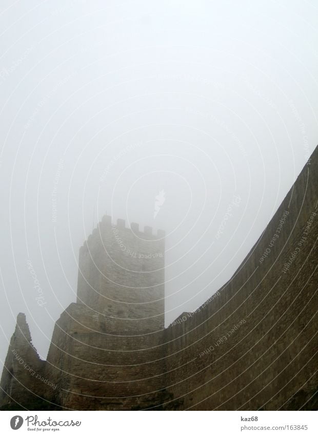 Enna Nebel Ritter Mittelalter Ruine Herbst Sizilien Turm Mauer Festung dunkel Justizvollzugsanstalt Italien Burg oder Schloss gruselig Spuk spukhaft