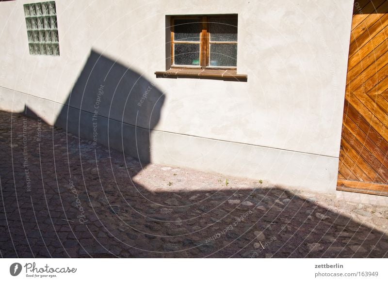 Werder/Havel Stadt Dorf Gasse Straße Straßenverkehr Haus Garage Gebäude Fenster Tür garagentür Sommer Schatten Licht Strukturen & Formen Perspektive historisch