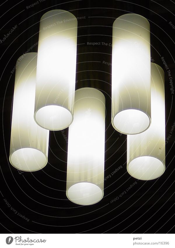 Fünf Lichtröhren Häusliches Leben Lampe dunkel hell Warmherzigkeit 5 Farbfoto Innenaufnahme Textfreiraum unten Froschperspektive