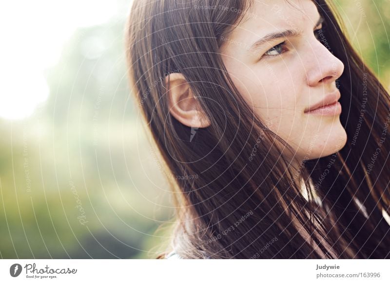 Konzentration. Farbfoto Außenaufnahme Textfreiraum links Tag Licht Sonnenlicht Porträt Profil Blick nach vorn Mensch feminin Junge Frau Jugendliche 1