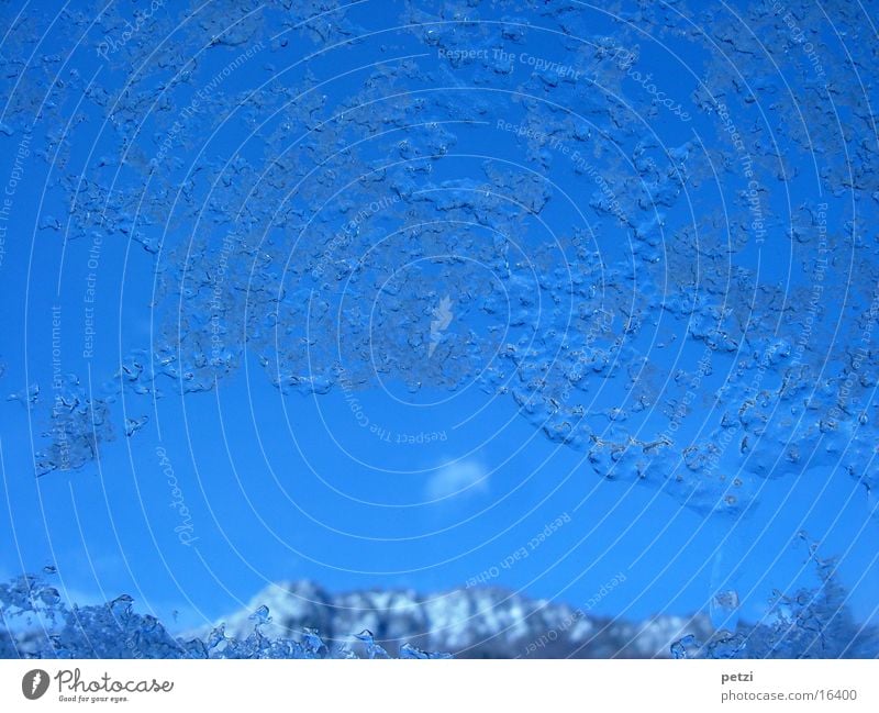 Eisfenster Berge u. Gebirge Himmel Hagel dreckig blau Fensterscheibe Eiskristall gefroren Farbfoto Innenaufnahme Nahaufnahme Menschenleer Textfreiraum oben