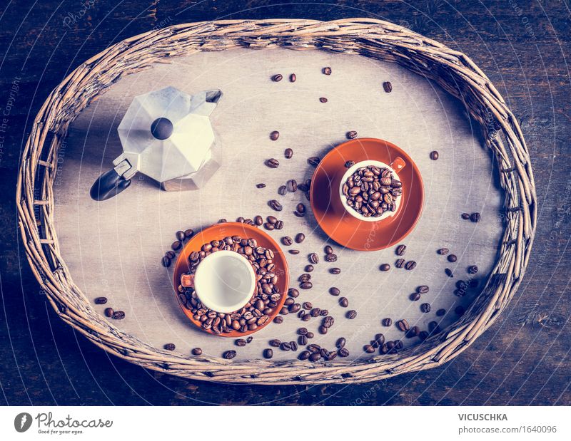Espresso-Set mit Kaffeetassen , Bohnen und Kaffeekanne Lebensmittel Getränk Heißgetränk Geschirr Teller Tasse Stil Design Häusliches Leben Tisch retro