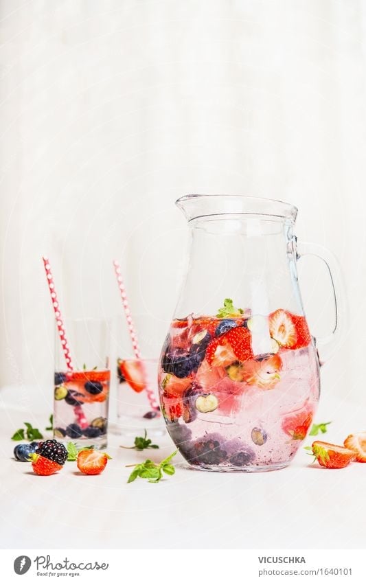 Sommer Detox Getränk mit Beeren Lebensmittel Frucht Bioprodukte Vegetarische Ernährung Diät Erfrischungsgetränk Trinkwasser Limonade Saft Flasche Glas Stil