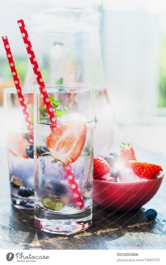 Gläser mit Beeren Limonade , roten Strohhalm und Eiswürfeln Lebensmittel Frucht Getränk Erfrischungsgetränk Saft Longdrink Cocktail Glas Trinkhalm Lifestyle