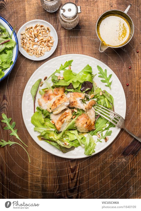 Hähnchen-Salat mit Pinienkernen und Olivenöl -Dressing Lebensmittel Fleisch Gemüse Salatbeilage Kräuter & Gewürze Öl Ernährung Mittagessen Abendessen Festessen