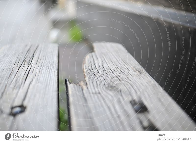 broken Holz alt grau Bank Tisch kaputt abgebrochen morsch Patina verwittert Gedeckte Farben Außenaufnahme Nahaufnahme Menschenleer Textfreiraum rechts