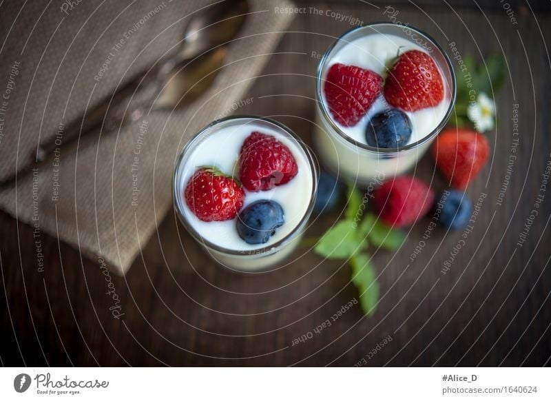 Dessert oder Frühstück aus Natürlichen zutaten Lebensmittel Joghurt Milcherzeugnisse Frucht Ernährung Bioprodukte Vegetarische Ernährung Diät Beeren Himbeeren