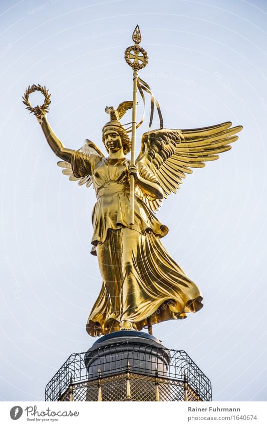 Die Viktoria auf der Berliner Siegessäule Skulptur Hauptstadt Denkmal Frieden Kraft Farbfoto Außenaufnahme Tag Goldelse glänzend 1 Blick nach unten oben