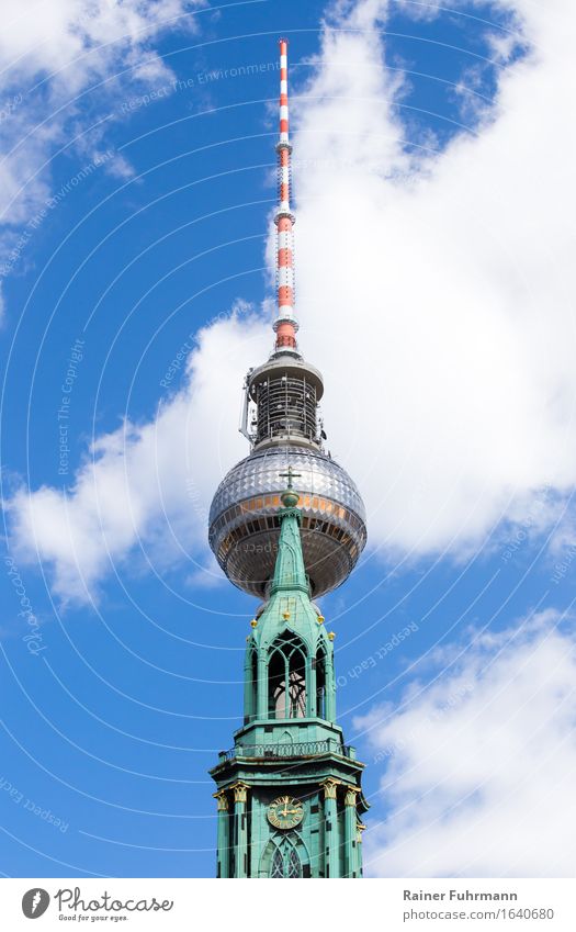 Der Fernsehturm und die Marienkirche in Berlin "Berlin Berlin-Mitte" Deutschland Europa Stadt Hauptstadt Kirche Turm Antenne Symmetrie "Fernsehturm Telespargel