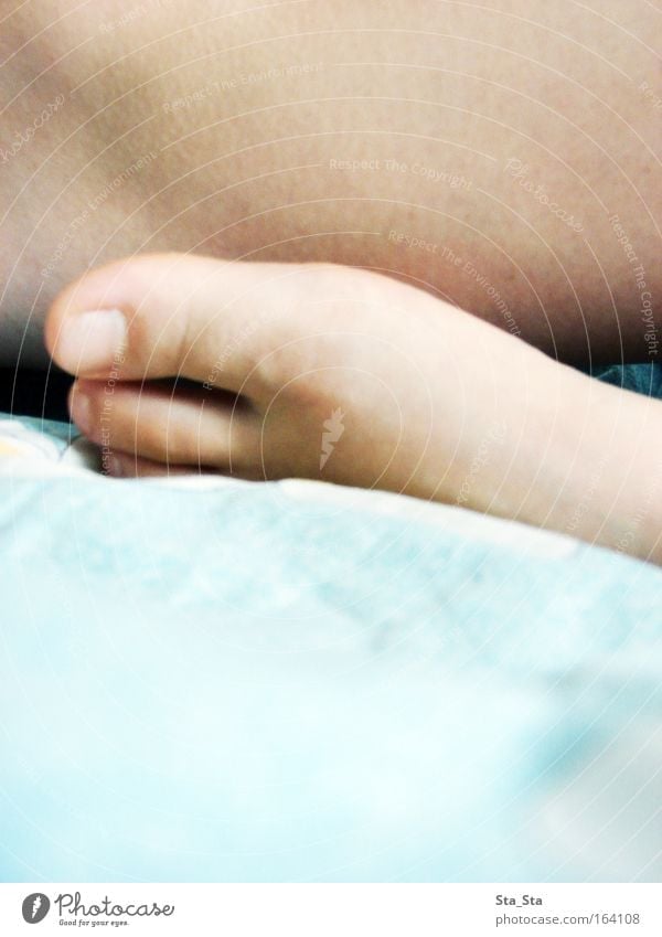 Trommelschlägel Farbfoto Haut Beine blau Frauenbein Frauenfuß Zehenspitze Barfuß Nackte Haut Detailaufnahme Bildausschnitt Anschnitt Textfreiraum unten Tag