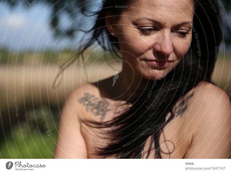 . feminin 1 Mensch Schönes Wetter Park Tattoo schwarzhaarig langhaarig beobachten Denken Blick träumen warten schön Wärme Gefühle selbstbewußt Willensstärke