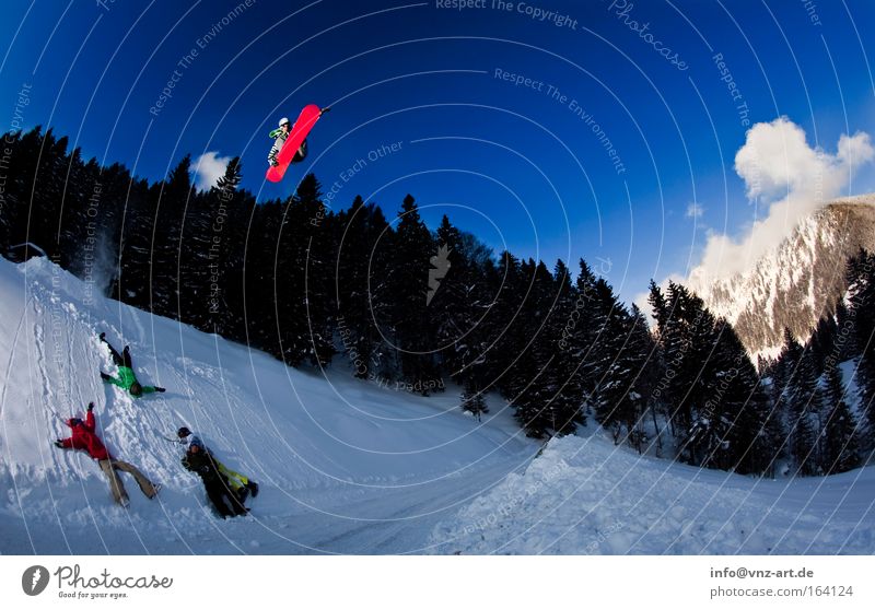 Bombdrop 2 Farbfoto Außenaufnahme Blitzlichtaufnahme Fischauge Sport Wintersport Snowboard Bewegung Freizeit & Hobby Leistung Freude Schnee Blauer Himmel