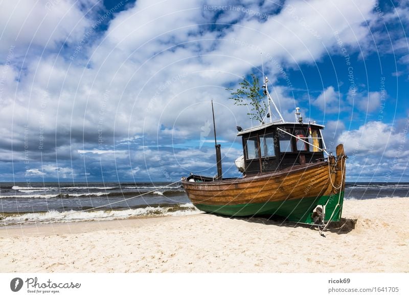 Fischerboot in Ahlbeck auf der Insel Usedom Ferien & Urlaub & Reisen Tourismus Strand Meer Natur Landschaft Sand Wolken Küste Ostsee Wasserfahrzeug blau