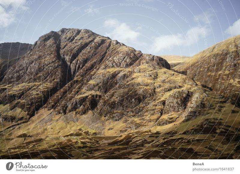 Highlands Umwelt Natur Landschaft Pflanze Wolkenloser Himmel Schönes Wetter Gras Moos Hügel Felsen Berge u. Gebirge Hochebene Gipfel Schlucht Glencoe Schottland