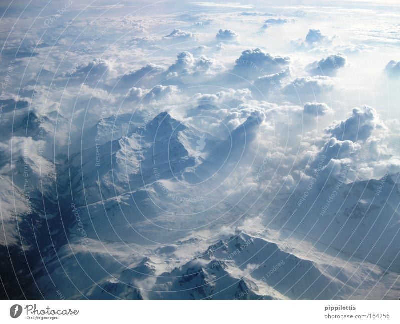 Über den Wolken Farbfoto Außenaufnahme Luftaufnahme Menschenleer Tag Licht Sonnenlicht Sonnenstrahlen Vogelperspektive Panorama (Aussicht) Weitwinkel