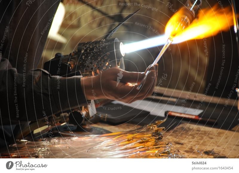 Glasbläser Handwerker Glasblasen Werkzeug Gasbrenner Flamme Wärme weißglühend Finger 1 Mensch Kunstwerk Bewegung machen rund Genauigkeit Präzision Qualität