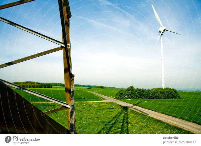 Windkraft Windkraftanlage Erneuerbare Energie Energiewirtschaft Umweltschutz Klima Klimaschutz Klimawandel Himmel Wolken Cirrus Landschaft Ferne Ebene Tiefebene