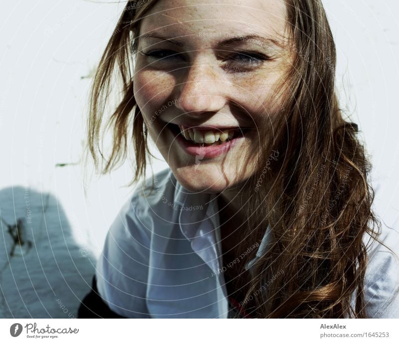 maike Leben Wohlgefühl Junge Frau Jugendliche Haare & Frisuren Gesicht Sommersprossen 18-30 Jahre Erwachsene Hemd brünett langhaarig Wind Lächeln lachen