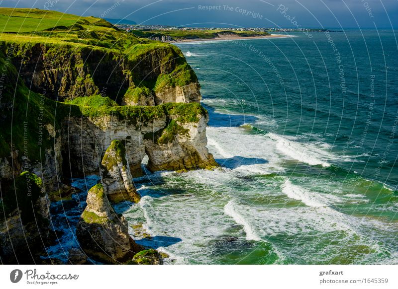 Küste mit Klippen bei Portrush in Nordirland Republik Irland Atlantik Landschaft Wellen Aussicht Brandung Felsen Felsküste Haus Horizont ländlich malerisch Meer