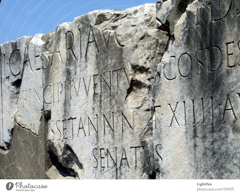Caesarius Forum Romanum Italien Senat Text Relief historisch alt Marmor beschriften Stein Himmel blau Mensch