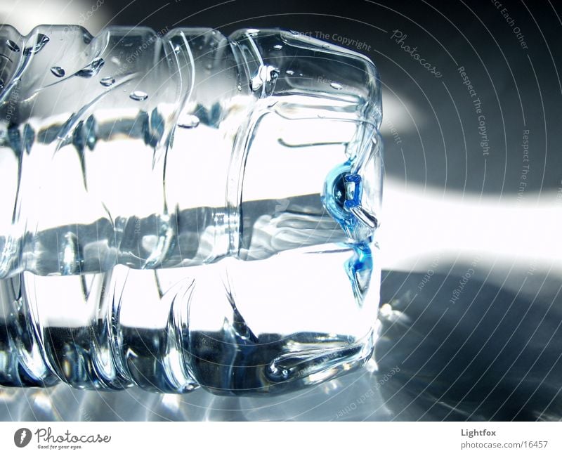 Wass er schon wieder rein neutral Pfandflasche Gesundheit Wasser Klarheit Statue blau volvic Flasche Durst Flüssigkeit Schatten