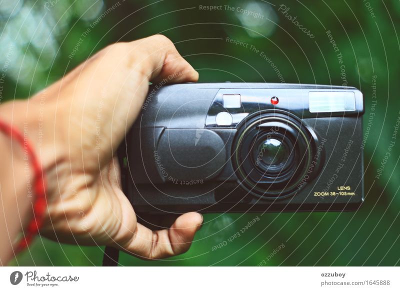 analoge Kamera Lifestyle Stil Design Freizeit & Hobby Fotokamera Technik & Technologie Kunststoff gebrauchen berühren festhalten Spielen retro schwarz Hand