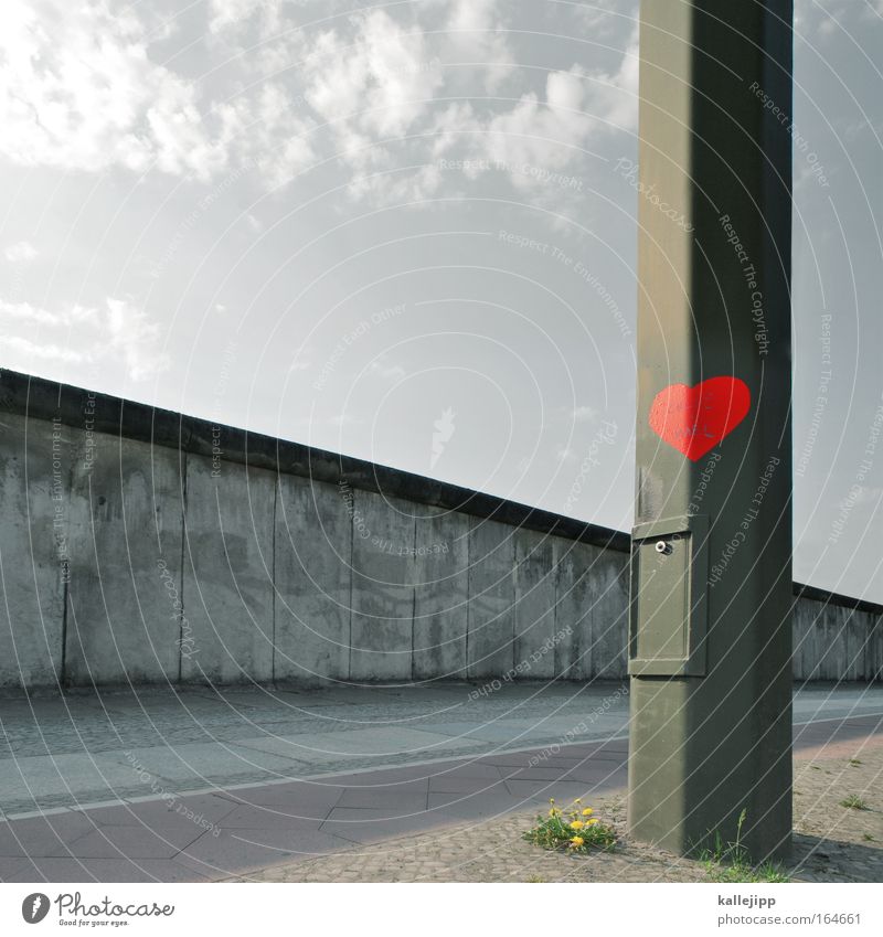 wiedervereinigung Tag Museum Hauptstadt Mauer Wand Sehenswürdigkeit Wahrzeichen Denkmal Zeichen Graffiti Herz Liebe rot Sympathie Toleranz Kontrolle
