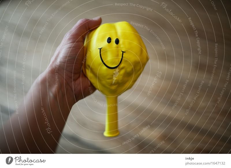 Optimist Lifestyle Freude Hand Luftballon Zeichen Smiley Lächeln Freundlichkeit Fröhlichkeit positiv gelb Gefühle Stimmung Zufriedenheit Optimismus zeigen Falte