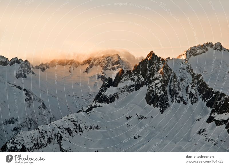 Alpenglühen Farbfoto mehrfarbig Außenaufnahme Textfreiraum oben Abend Dämmerung Licht Schatten Sonnenaufgang Sonnenuntergang Klettern Bergsteigen Natur