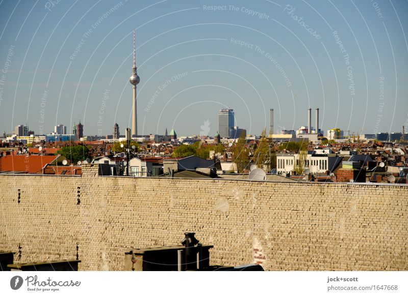 Berliner Brandwand mit Panorama über die Stadt Wolkenloser Himmel Schönes Wetter Wärme Neukölln Hauptstadt Stadtzentrum Haus Architektur Wand Fassade