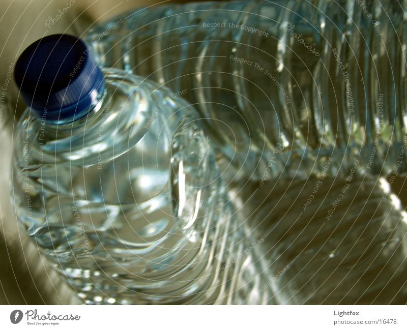 3 Wasser Durstlöscher Recycling Pfand Sauberkeit rein Erfrischung Dinge Klarheit Statue Flasche Makroaufnahme pet