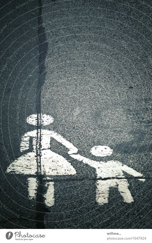 allein.er.ziehend Asphalt Straße Fahrbahnmarkierung grau weiß Mutter mit Kind alleinerziehend Fußweg Aufsichtspflicht gespaltene Persönlichkeiten graphisch