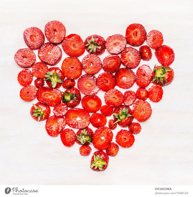 Herzform aus Erdbeeren in Scheiben geschnitten Lebensmittel Frucht Ernährung Frühstück Bioprodukte Vegetarische Ernährung Diät Stil Design Gesunde Ernährung