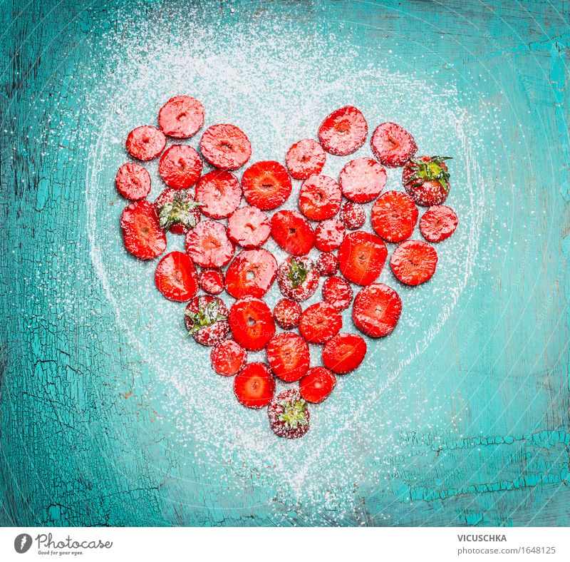 Geschnitten Erdbeeren in Herzform auf Türkisblau Lebensmittel Frucht Dessert Ernährung Frühstück Bioprodukte Vegetarische Ernährung Diät Stil Design